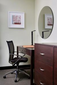 a desk with a chair and a mirror at Maple Tree Inn in Sunnyvale
