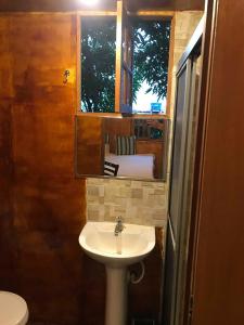 y baño con lavabo, espejo y aseo. en Casa na Árvore, en Salvador