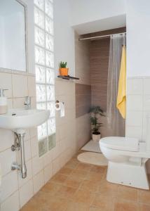 La salle de bains est pourvue d'un lavabo et de toilettes. dans l'établissement Casa Rural Marila, à Puigmoreno