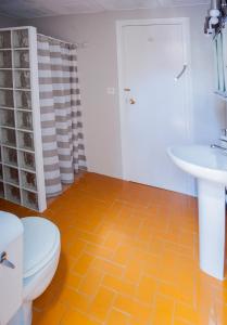 La salle de bains est pourvue de toilettes et d'un lavabo. dans l'établissement Casa Rural Marila, à Puigmoreno