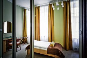 Postel nebo postele na pokoji v ubytování Shelfort Hotel