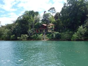 una casa sentada a un lado de un lago en Morrillo Beach Eco Resort, en Morrillo