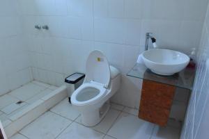a bathroom with a toilet and a sink at Oasis Paraiso Ecolodge in Cabanaconde