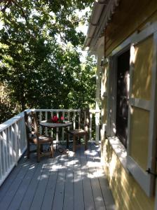 Balkón nebo terasa v ubytování Treehouse Cottage + 7 fotografií