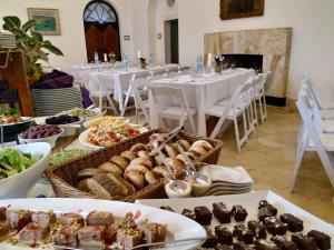 una mesa con platos de comida con mesas y sillas en St Andrews Guest House en Jerusalem