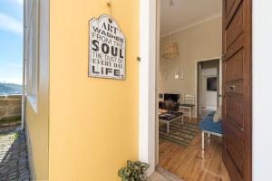 - un couloir ouvert avec une porte menant au salon dans l'établissement Porto D'Ouro Apartment, à Porto