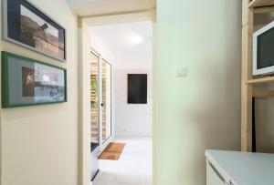 un corridoio di una casa con vista sulla cucina di Porto D'Ouro Apartment a Porto