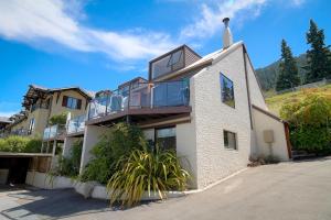 une maison avec un balcon au-dessus dans l'établissement The Lodges, à Queenstown