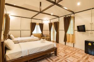 Postel nebo postele na pokoji v ubytování Aonang Privacy Resort