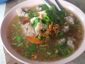 - un bol de soupe avec de la viande et des légumes dans l'établissement Bangsaen Royal Beach by Preyaluk, à Bang Saen