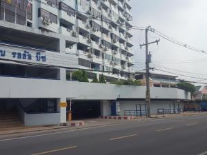 un grand bâtiment sur le côté d'une rue dans l'établissement Bangsaen Royal Beach by Preyaluk, à Bang Saen