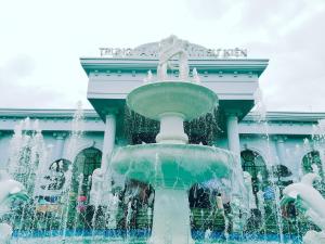 uma fonte de água em frente a um edifício em Mường Thanh Grand Dien Bien Phu Hotel em Dien Bien Phu