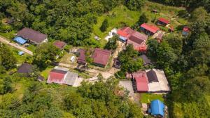 una vista aérea de una casa con techos rojos en Pollock View Resort, en Sungai Lembing