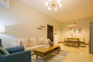 a living room with a couch and a table at Xi'an Lianhu·Longshou Business Circle· Locals Apartment 00154940 in Xi'an