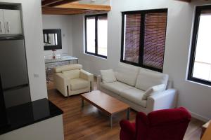 sala de estar con sofá y mesa en Apartamentos Coronado, en Málaga