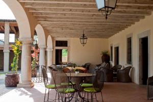 un patio al aire libre con mesa y sillas en L'Unicorno Agriturismo, en bedizzol