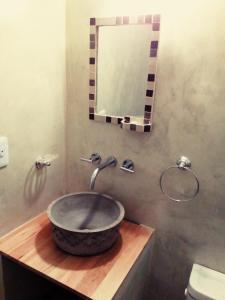 uma casa de banho com um lavatório e um espelho. em Vuelta de Obligado Apartment em Buenos Aires
