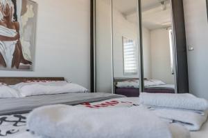 sypialnia z 2 łóżkami i dużym lustrem w obiekcie Apartamenty Balbina 1 w Tychach