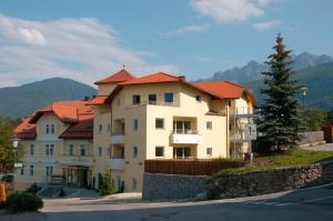 duży dom z czerwonymi dachami na wzgórzu w obiekcie Hotel Kronplatz w mieście Valdaora