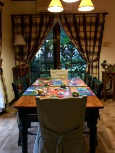 einen Esstisch mit einem Tischtuch drauf in der Unterkunft La Famille Canyon Woods Tagaytay in Balibaguhan