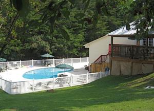 ein Schwimmbad in einem Hof neben einem Haus in der Unterkunft Mountain Meadows by Exploria Resorts in Pigeon Forge