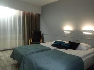 Cama ou camas em um quarto em Hotelli Kivitippu