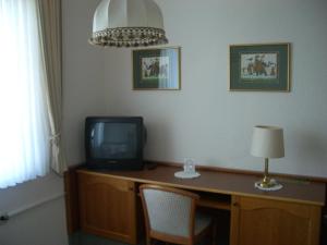 Televízia a/alebo spoločenská miestnosť v ubytovaní Haus-Maria