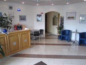 a waiting room with chairs and a table at Land-gut-Hotel zur Burg Nürburg in Nürburg