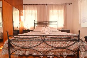 Postel nebo postele na pokoji v ubytování Sophia Areopoli Tower House