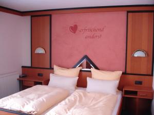 Letto o letti in una camera di Wanderhotel Grüner Baum