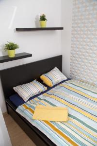 Кровать или кровати в номере Zamárdi Design Apartment