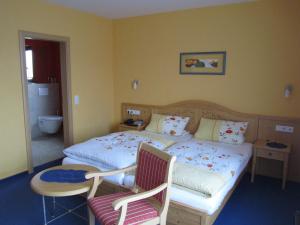 Postel nebo postele na pokoji v ubytování Hotel zur Burg Nürburg