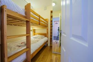 Uma ou mais camas em beliche num quarto em Sainte-Foy-l'Argentiere Apartment Sleeps 4