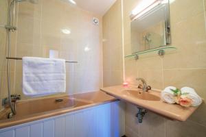Uma casa de banho em Sainte-Foy-l'Argentiere Apartment Sleeps 4