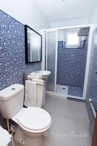 W łazience znajduje się toaleta, umywalka i prysznic. w obiekcie Hotel La Isla w mieście Colunga