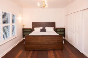 - une chambre avec un grand lit et un lustre dans l'établissement Buxton Thomas, à Dunsborough