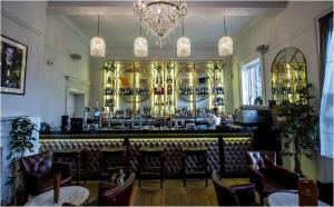 Loungen eller baren på Winstanley House