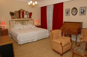 um quarto com uma cama, uma secretária e uma cadeira em Tanguero Hotel Boutique Antique em Buenos Aires