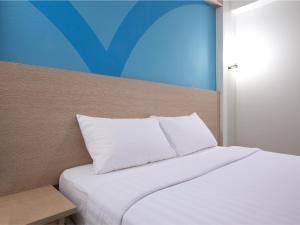 Ліжко або ліжка в номері Hop Inn Hotel Tomas Morato Quezon City
