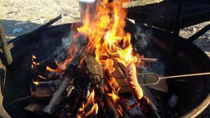 een vuur in een grill met vlammen erin bij Hotel Metsähirvas in Rovaniemi +62 foto's