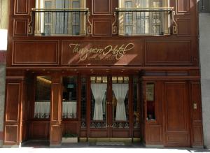 una tienda frente a un edificio con puertas de cristal en Tanguero Hotel Boutique Antique en Buenos Aires