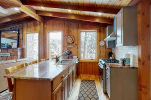 Kjøkken eller kjøkkenkrok på Chipmunk Cabin
