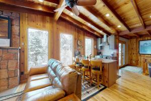 sala de estar con sofá, mesa y cocina en Chipmunk Cabin, en Green Mountain Falls