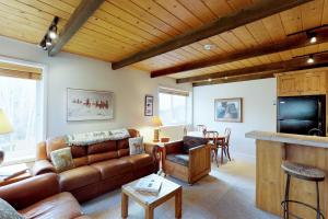a living room with a couch and a table at Atelier 1085 in Sun Valley