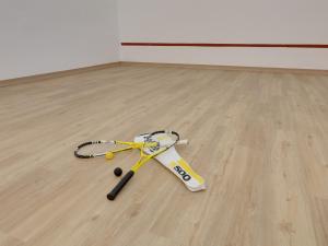 a tennis racket on the floor of a room at Comitas Floramar in Cala Galdana