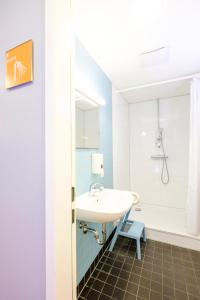 A bathroom at HI Munich Park Youth Hostel