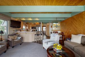 uma sala de estar com um sofá e uma cozinha em Lakeview Gem em Tahoe Vista