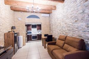 a living room with a couch and a kitchen at 10 La Ruelle in Valletta