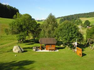 uma pequena cabana no meio de um campo verde em Akzent Hotel Kaltenbach em Triberg