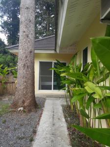 Ein Garten an der Unterkunft Khanom Garden Suite